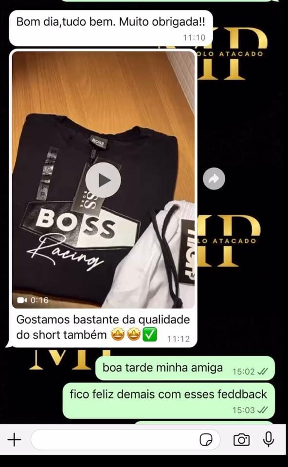 Cliente mostrando os produtos recebidos e comentando positivamente